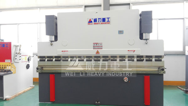 160T/3200液壓折彎機車(chē)間生產(chǎn)完成