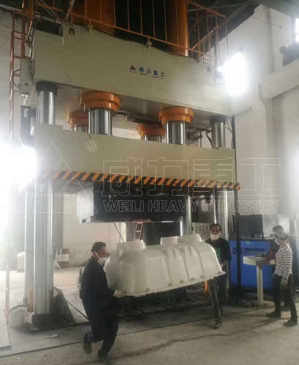 玻璃鋼化糞池成型液壓機客戶(hù)使用中