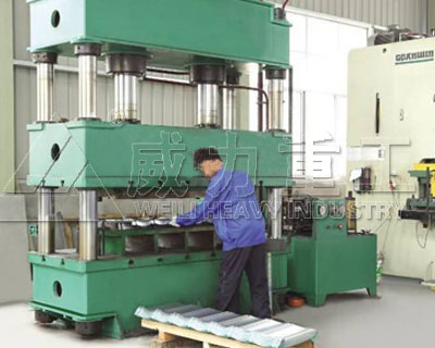 315噸彩石金屬瓦沖壓成型液壓機