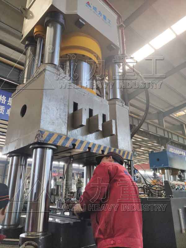 1000噸四柱油壓機廠(chǎng)家對工作臺面平行度的檢測