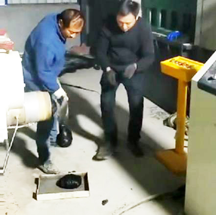 塑料托盤(pán)擠出機擠出團狀材料
